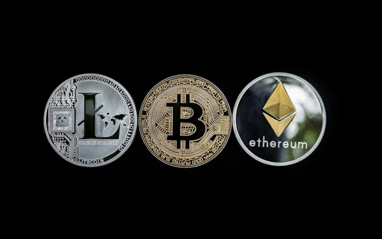 Roubo de criptomoedas na Binance: Viatura da polícia em via pública (imagem ilustrativa)